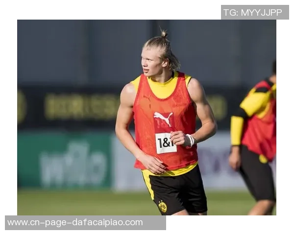 哈兰德社媒晒球鞋照展现幽默一面却依旧保持严肃风格